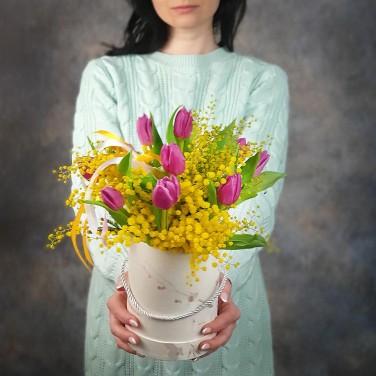 Шляпная коробка из розовых тюльпанов и мимозы