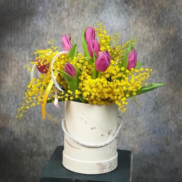 Шляпная коробка из розовых тюльпанов и мимозы