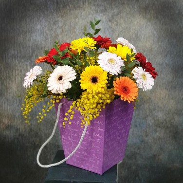 Композиция в коробке из минигербер и мимозы