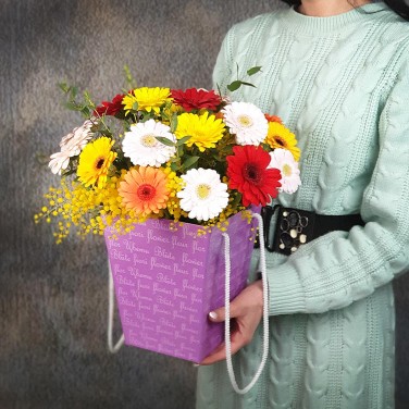 Композиция в коробке из минигербер и мимозы