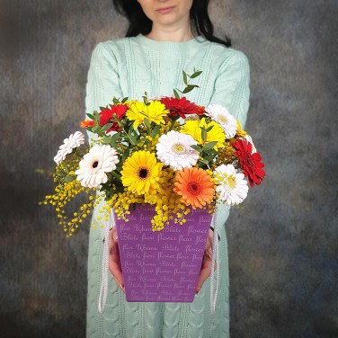 Композиция в коробке из минигербер и мимозы