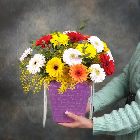 Композиция в коробке из минигербер и мимозы