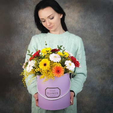 Композиция в шляпной коробке из минигербер и мимозы