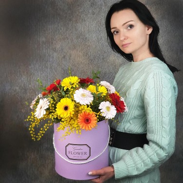 Композиция в шляпной коробке из минигербер и мимозы