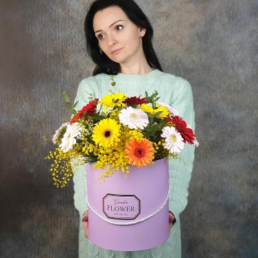 Композиция в шляпной коробке из минигербер и мимозы