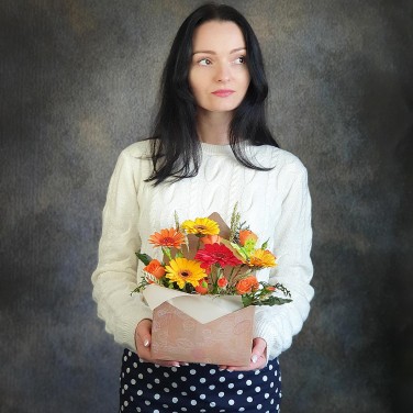 Яркий конвертик с минигерберами и пшеницей