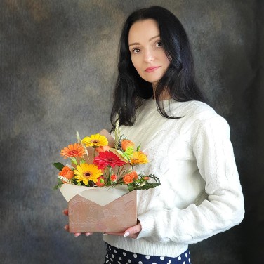 Яркий конвертик с минигерберами и пшеницей