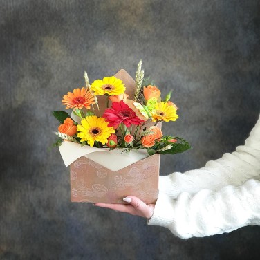 Яркий конвертик с минигерберами и пшеницей