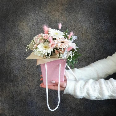 Нежная композиция в небольшой коробочке из минигербер, гипсофилы и пушистиков