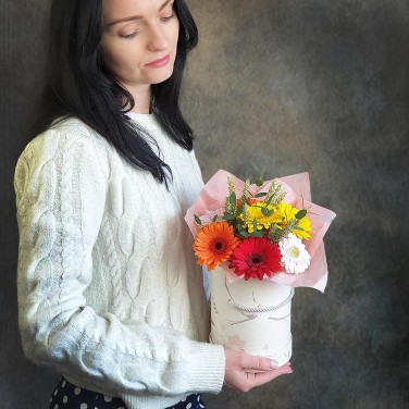 Яркий букет в шляпной коробке