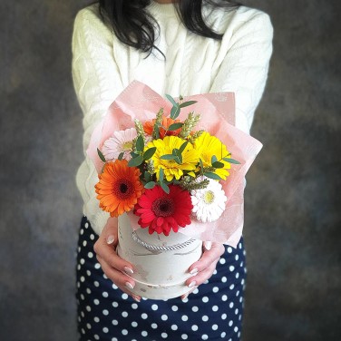 Яркий букет в шляпной коробке