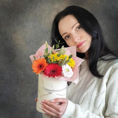 Яркий букет в шляпной коробке