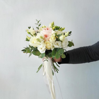 Нежный свадебный букет невесты из роз и зелени Ласковая мятежность