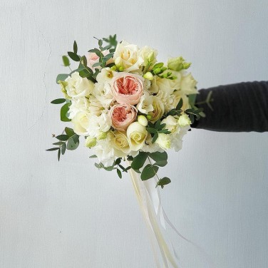 Нежный свадебный букет невесты из роз и зелени Ласковая мятежность