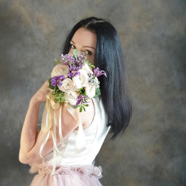 Букет невесты из сирени, ранункулюсов и клематиса Мелодия весны