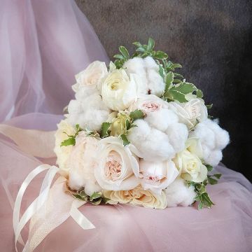 Белый свадебный букет из пионовидных роз и хлопка Зимняя Нежность