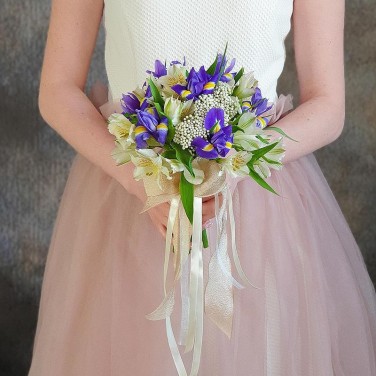 Свадебный букет из ирисов и альстромерии Шёпот ветра