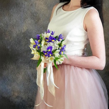 Свадебный букет из ирисов и альстромерии Шёпот ветра