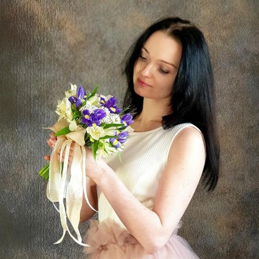 Свадебный букет из ирисов и альстромерии Шёпот ветра