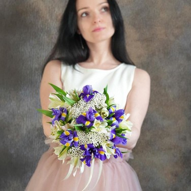 Свадебный букет из ирисов и альстромерии Шёпот ветра