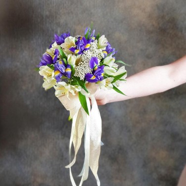 Свадебный букет из ирисов и альстромерии Шёпот ветра