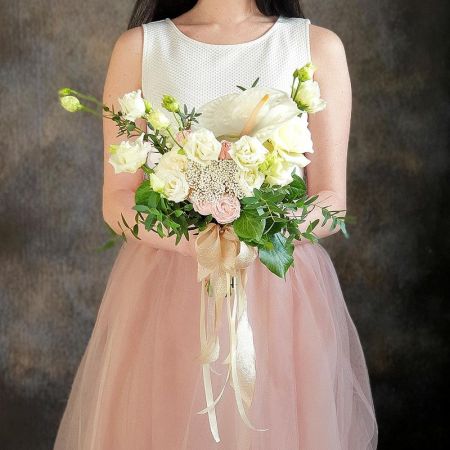 Белый свадебный букет с антуриумом, эустомой и розами Сновидения небес