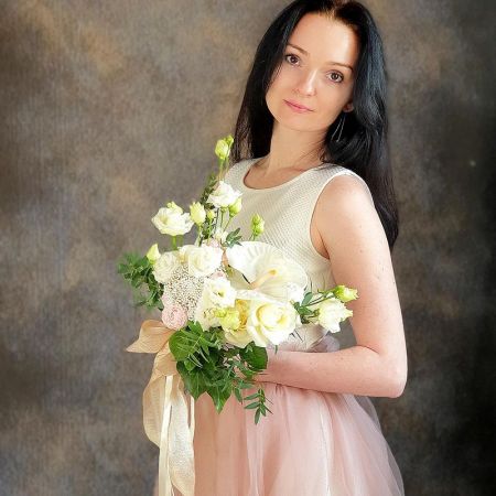 Белый свадебный букет с антуриумом, эустомой и розами Сновидения небес