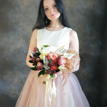 Кремовый свадебный букет из антуриума, роз, скиммии Касание нежности