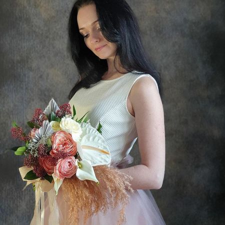 Кремовый свадебный букет из антуриума, роз, скиммии Касание нежности