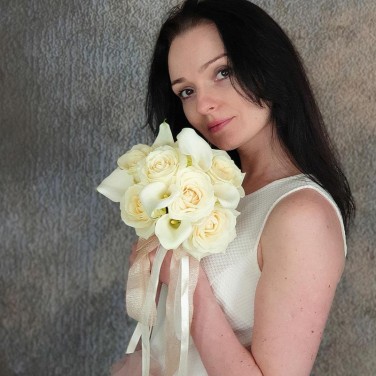 Букет невесты из белых калл и роз Сплетение вечности