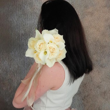 Букет невесты из белых калл и роз Сплетение вечности