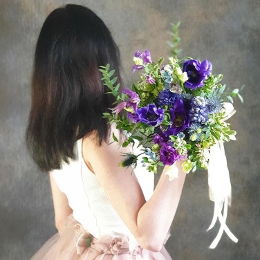 Синий свадебный букет из анемонов, оксипеталума и эрингиума Глубина