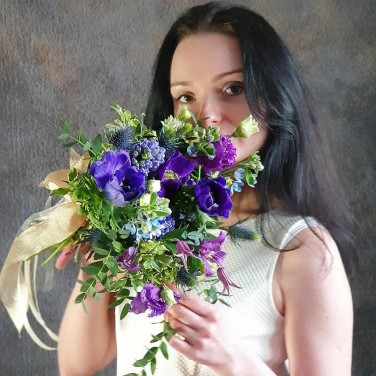 Синий свадебный букет из анемонов, оксипеталума и эрингиума Глубина