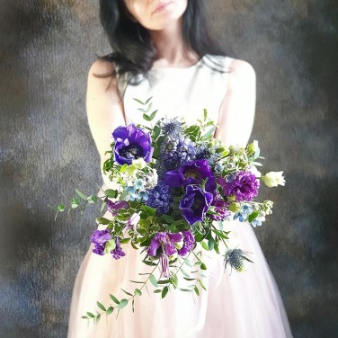 Синий свадебный букет из анемонов, оксипеталума и эрингиума Глубина