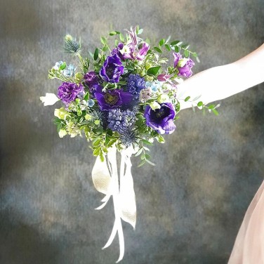 Синий свадебный букет из анемонов, оксипеталума и эрингиума Глубина