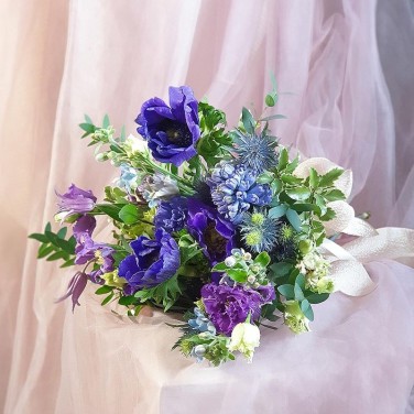 Синий свадебный букет из анемонов, оксипеталума и эрингиума Глубина