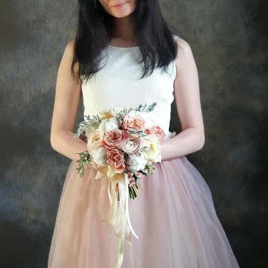 Кремовый букет невесты из пионовидных роз и ранункулюсов Нежность Бархата