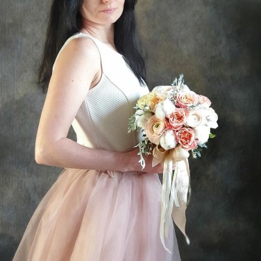 Кремовый букет невесты из пионовидных роз и ранункулюсов Нежность Бархата