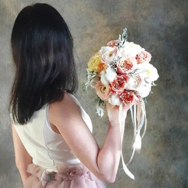 Кремовый букет невесты из пионовидных роз и ранункулюсов Нежность Бархата