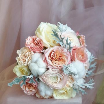 Кремовый букет невесты из пионовидных роз и ранункулюсов Нежность Бархата