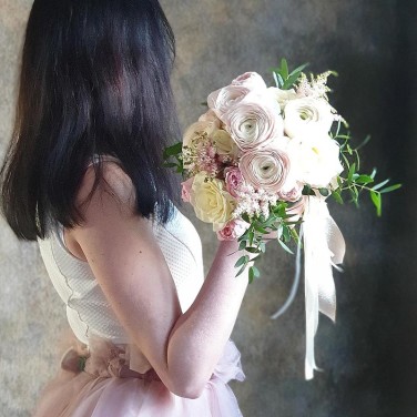 Нежный свадебный букет из ранункулюсов, астильбы и роз Магия Лютика