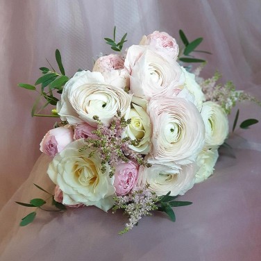 Нежный свадебный букет из ранункулюсов, астильбы и роз Магия Лютика