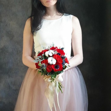 Яркий букет невесты из анемонов, хлопка и эрингиума Дочь Ветров