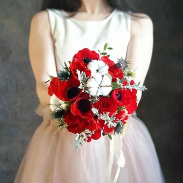 Яркий букет невесты из анемонов, хлопка и эрингиума Дочь Ветров