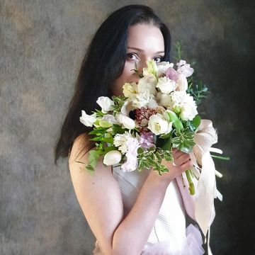 Белый свадебный букет из латируса, гиацинтов и анемона Отражение Весны