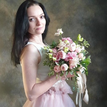 Розовый букет невесты из пионовидных роз, астильбы и зелени