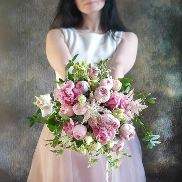 Розовый букет невесты из пионовидных роз, астильбы и зелени