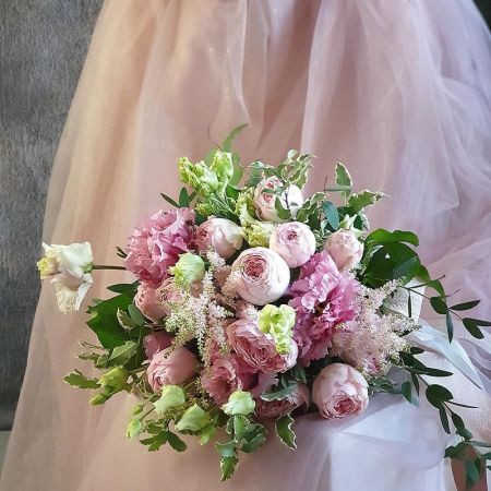 Розовый букет невесты из пионовидных роз, астильбы и зелени