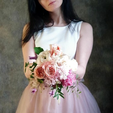 Романтичный свадебный букет из ранункулюсов, астильбы и пионовидной розы Ноты Нежности