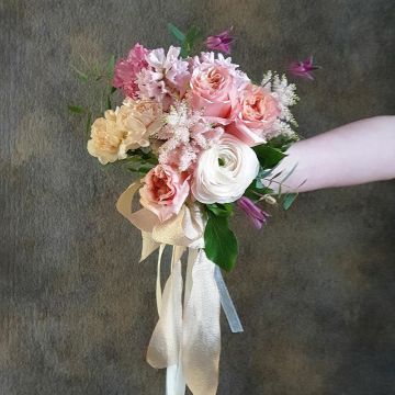 Романтичный свадебный букет из ранункулюсов, астильбы и пионовидной розы Ноты Нежности